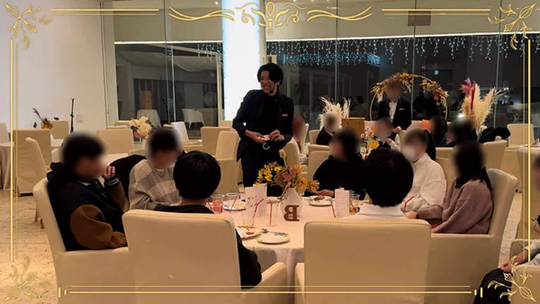 結婚式場のテーブルを回りマジックを披露する様子